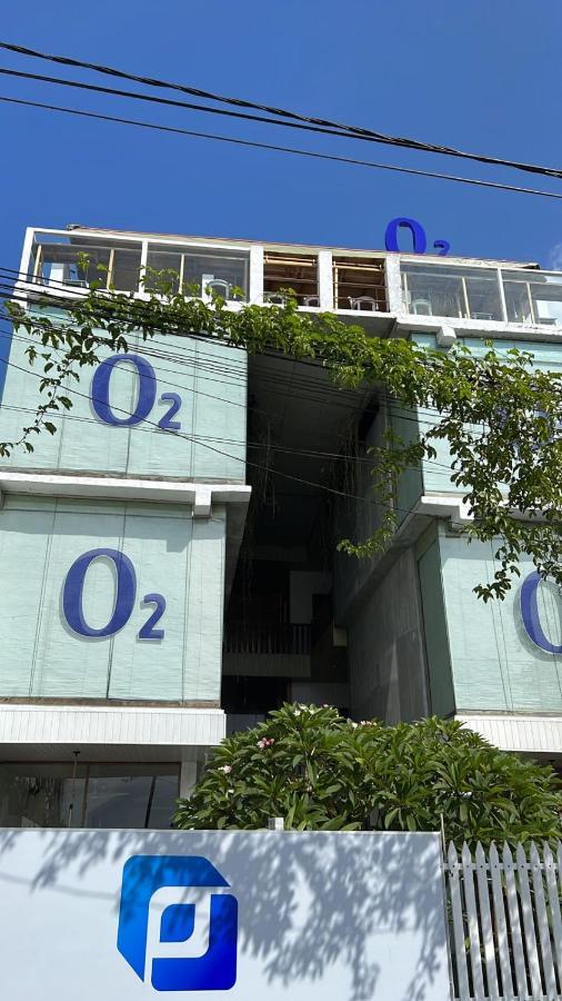 O2 &